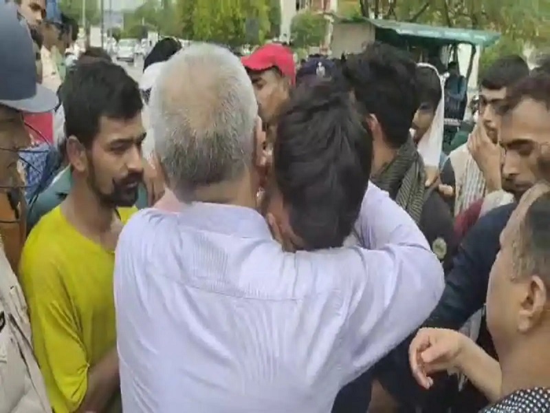 Agnipath: प्रदर्शनकारी युवक ने रोते हुए कह दी इतनी बड़ी बात कि अधिकारी ने लगा लिया गले