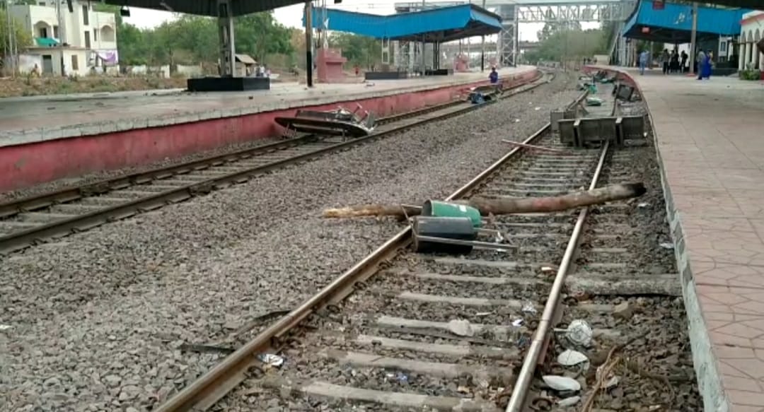 Agnipath Protest : रेलवे ट्रेक को नुकसान पहुंचाया, ट्रेन पर पत्थर फेंके, पुलिस ने छोड़े आंसू गैस के गोले