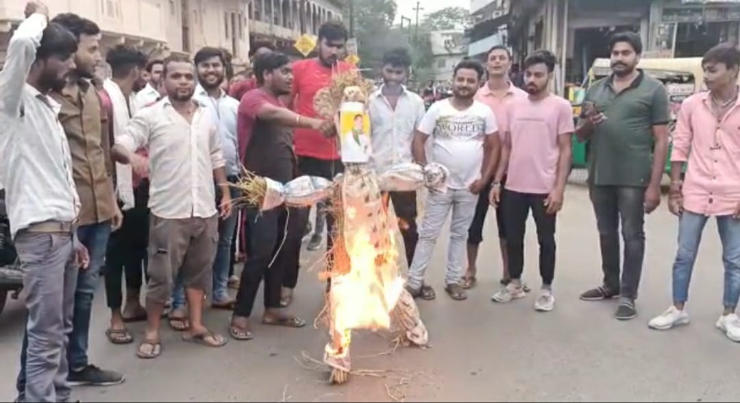 Gwalior में नाराज कार्यकर्ताओं का हंगामा, BJP के वरिष्ठ नेता का पुतला जलाया