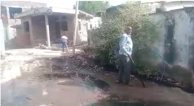 गांव की सड़कों पर बहता कीचड व नालियों का गंदा पानी, मोदी के स्वच्छता अभियान को लगा रहा है पलिता