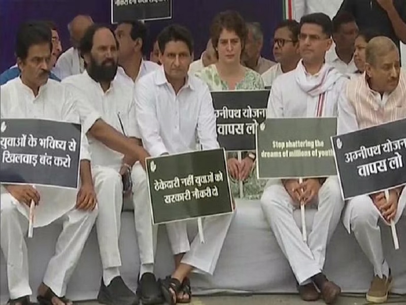 Agnipath Scheme Protest : अग्निपथ योजना के खिलाफ कांग्रेस का सत्याग्रह, जंतर-मंतर पर प्रियंका समेत कई दिग्गज नेता मौजूद