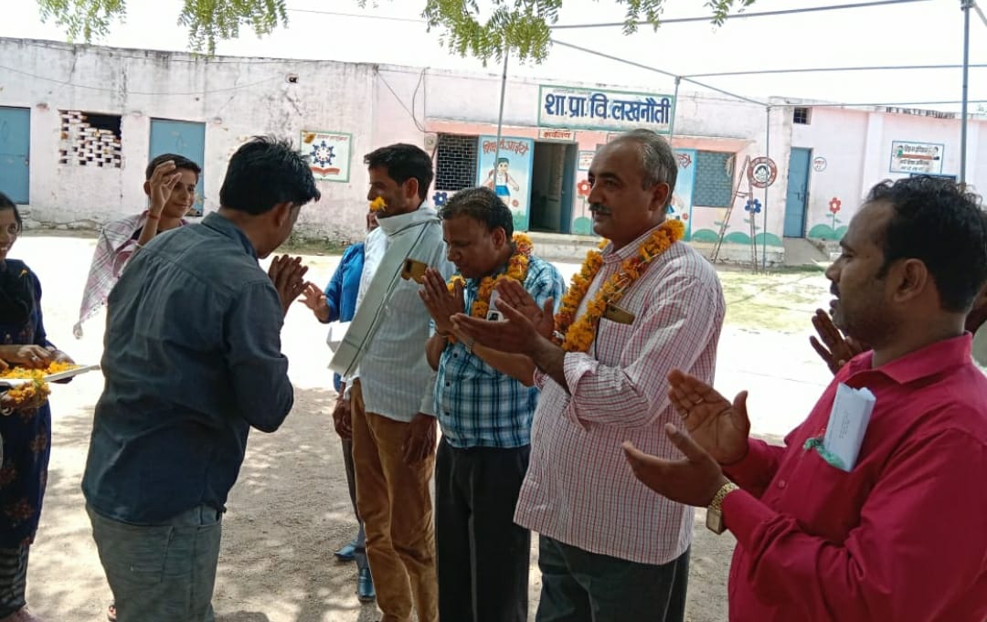 MP Panchayat Election 2022: तिलक और फूलमालाओं से मतदान दलों का स्वागत