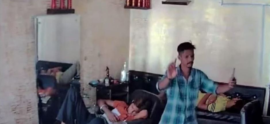 बेखौफ चोर : चोरी करने के बाद सीसीटीवी के सामने किया भंगड़ा, वायरल हुआ वीडियो