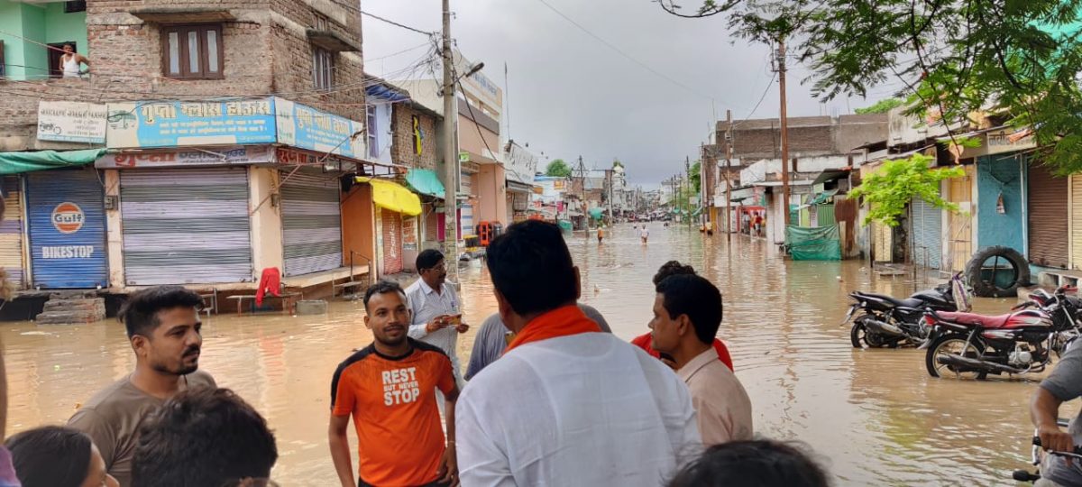 हरदा पहुंचे मंत्री कमल पटेल, बारिश से प्रभावित इलाकों का दौरा कर लोगों को दिया आश्वासन