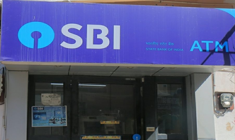 SBI ने किया ATM से जुड़ें नियमों में बड़ा बदलाव, अब ग्राहकों को करने होंगे ये काम, जानें डीटेल