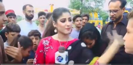 लाइव रिपोर्टिंग के दौरान पाकिस्तानी महिला पत्रकार ने एक लड़के को जड़ा थप्पड़, देखे वीडियो
