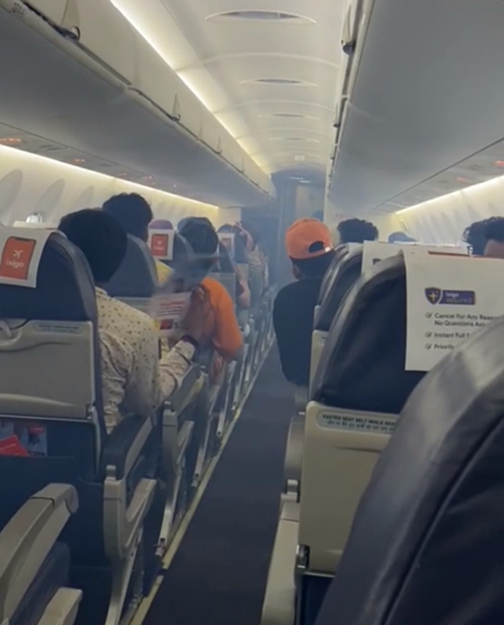 Delhi-jabalpur Flight : विमान में चिंगारी के बाद केबिन में भरा धुआं, SpiceJet की दिल्ली में इमरजेंसी लैंडिंग, सभी यात्री सुरक्षित