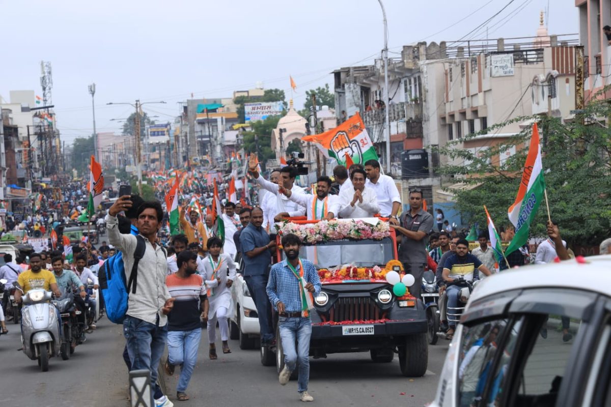 रतलाम में कमलनाथ, रोड शो में हुए शामिल, जनता से की वोट की अपील, भाजपा पर साधा निशाना
