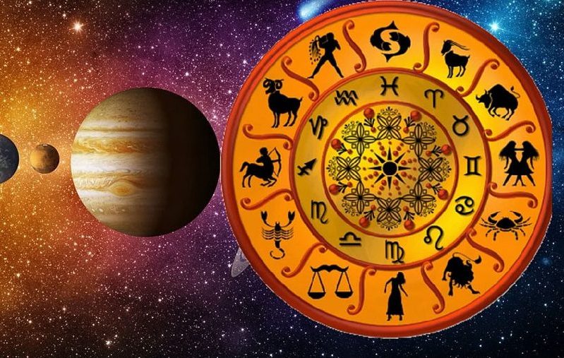 Horoscope: अगस्त शुरू होने में कुछ दिन शेष, इन राशियों के जीवन में बढ़ेंगी मुश्किलें, जानें किन राशियों के चमकेंगे तारें