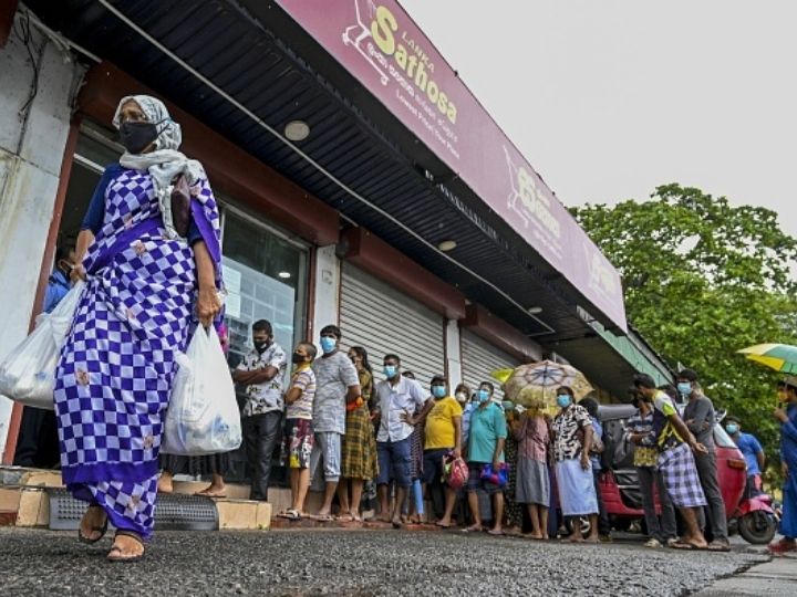 श्रीलंका में महंगाई से बुरा हाल, जरुरत की चीजें खत्म होने की कगार पर