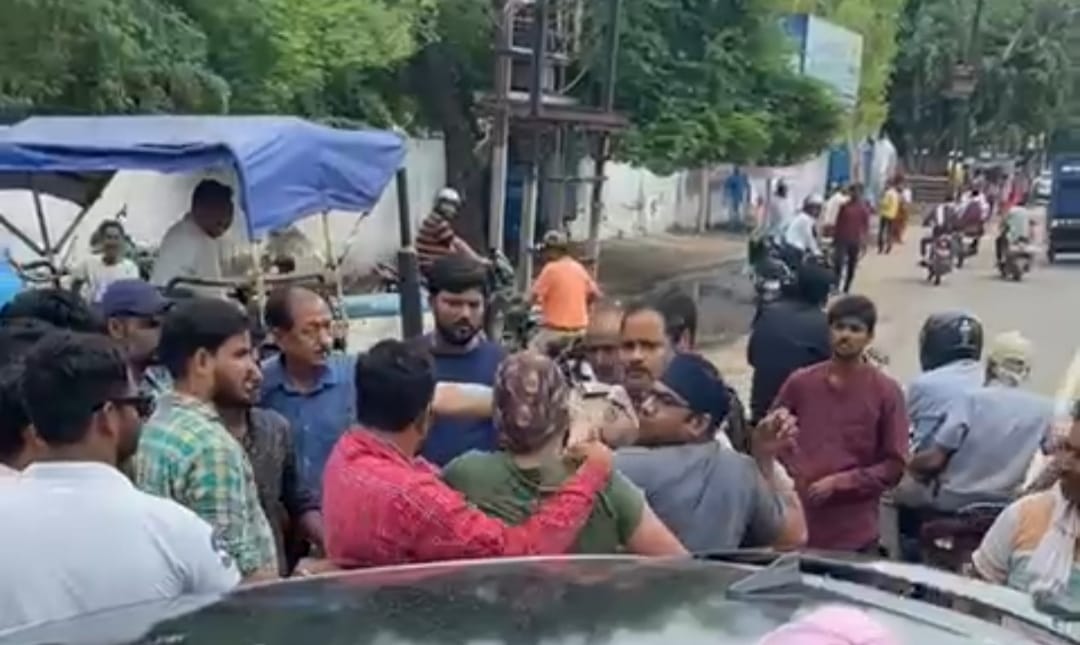 Gwalior में खुलेआम दबंगई, पुलिस अधिकारी के साथ मारपीट, वीडियो वायरल