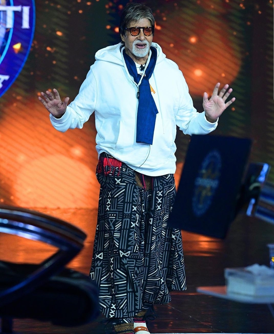 Amitabh Bachchan का पजामा, अतरंगी कॉस्ट्यूम पर सतरंगी कमेंट, पोस्ट वायरल