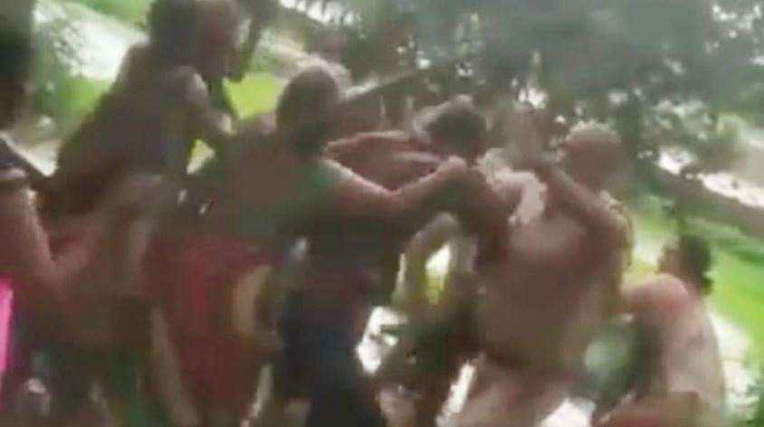 उत्तर प्रदेश : सुल्तानपुर में दारोगा को महिलाओं ने घेरकर पीटा, वायरल हुआ वीडियो