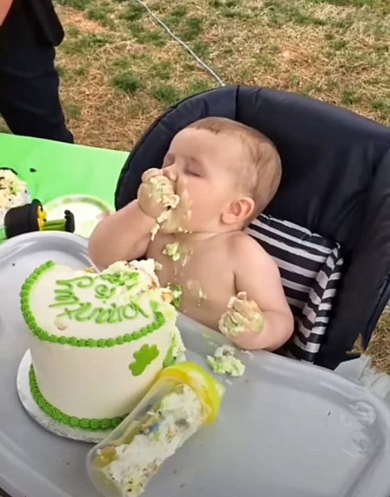 बच्चे ने इस तरह से खाया केक, देखकर आपको भी आ जाएगा स्वाद