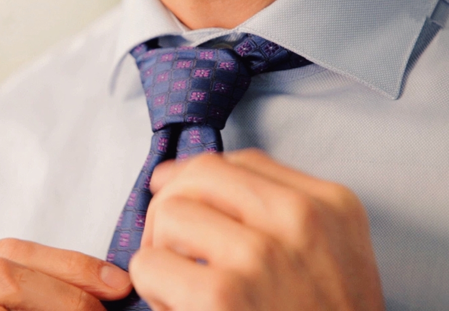 Video : आपको भी झंझट भरा लगता है टाई बांधना, सीखिये 9 सेकंट में टाई बांधने की अनोखी ट्रिक