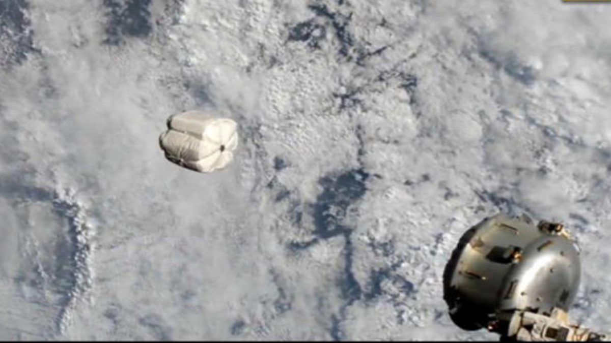 Space Station से पहली बार 78 किलो कचरे से भरा बैग गिराया गया, जाने फिर क्या हुआ