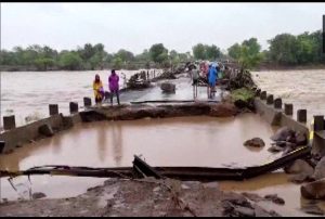 भारी बारिश से डूबे गुजरात के 21 जिले, कई लोगों की मौत, तस्वीरों में देखें हालत