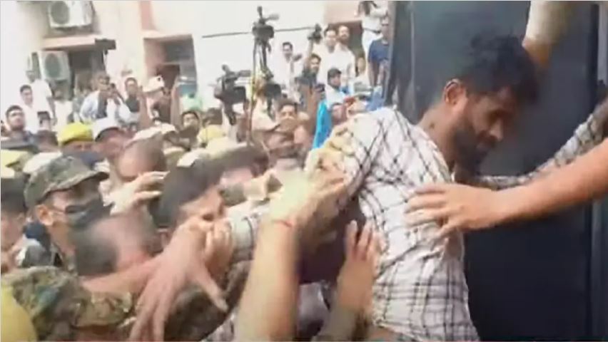 उदयपुर हत्याकांड : कोर्ट में पेशी के दौरान कन्हैयालाल के हत्यारों पर आक्रोशित भीड़ ने बोला हमला, Video
