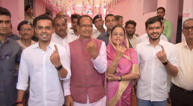 MP Panchayat Election 2022 : सीएम शिवराज ने परिवार के साथ किया मतदान, मंदिर में पूजा अर्चना