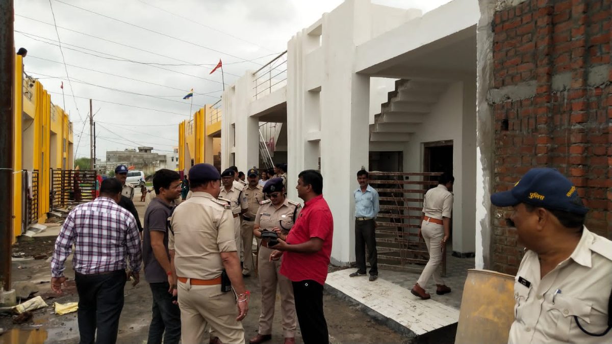 जबलपुर : अवैध कॉलोनी पर चला प्रशासन का बुलडोजर