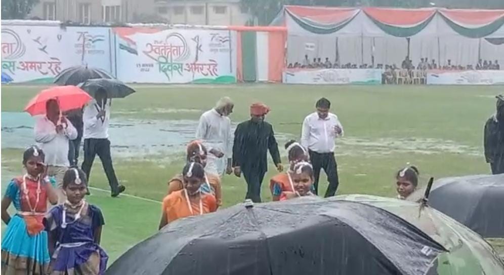 स्वतंत्रता दिवस समारोह में बच्चों को बारिश में भीगता देख जबलपुर कलेक्टर ने भी हटाई अपनी छतरी