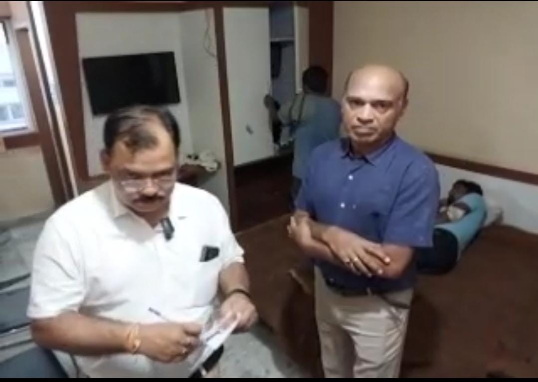 जबलपुर : आयुष्मान फर्जीवाड़े में नामी डाक्टर डॉ अश्विनी पाठक और उनकी पत्नी गिरफ्तार, होटल में चल रहा था अस्पताल