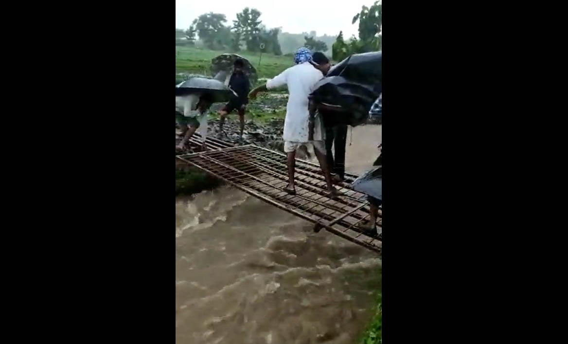 ग्रामीणों का जज्बा : उफनते नाले से गर्भवती को ले जाने बनाया जुगाड़ का पुल, देखें वीडियो