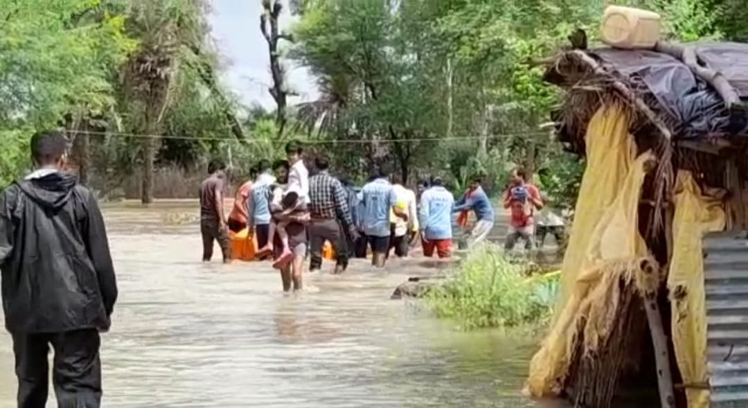 बारिश बनी आफत, बेतवा का रौद्र रूप, दर्जन भर गांवों में पानी घुसा
