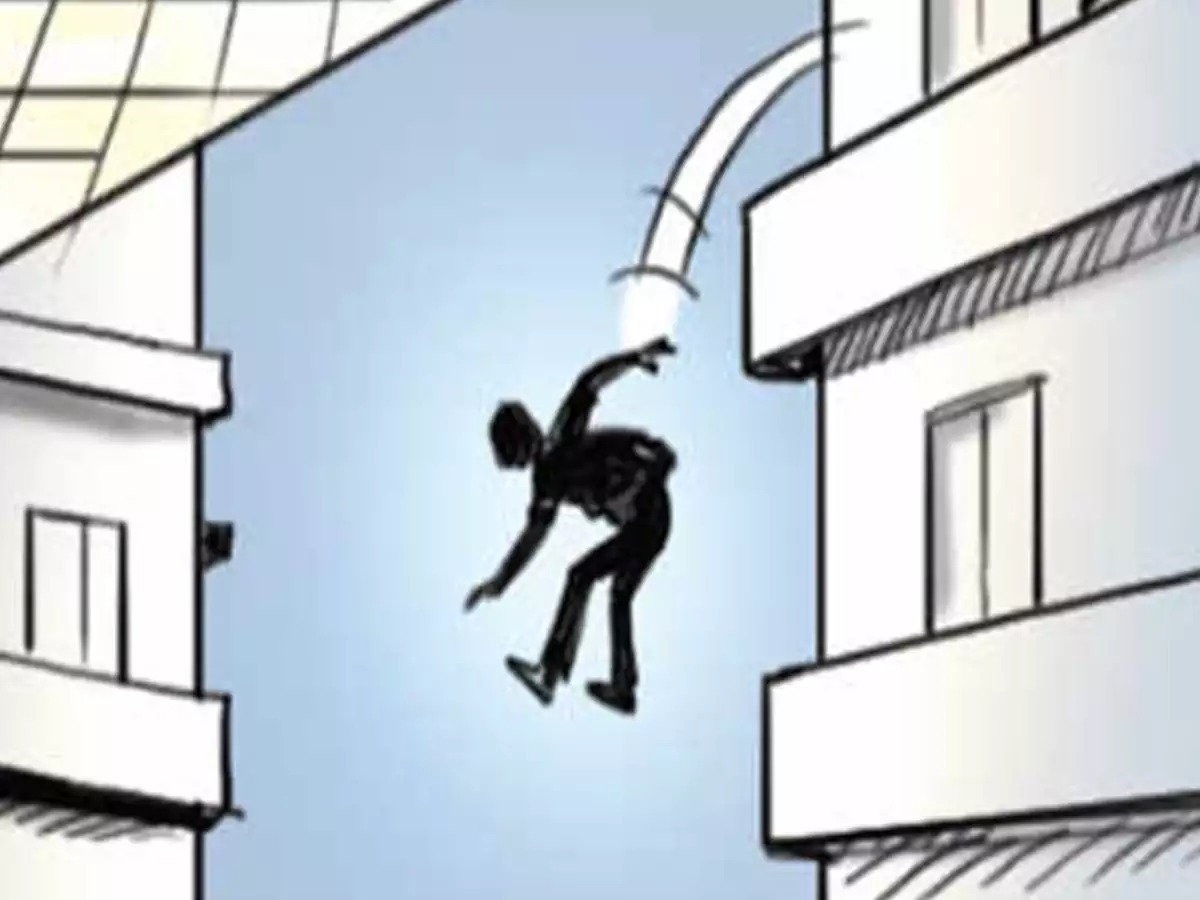 भोपाल: उछल-कूद करते हुए 25 फीट नीचे जा गिरी बच्ची, सिर और रीढ़ की हड्डी में आई गहरी चोट
