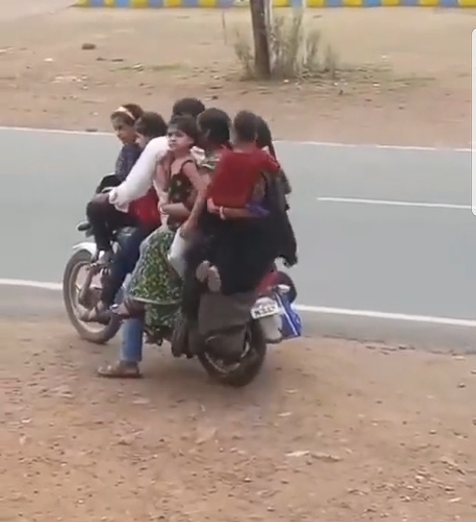 सड़क पर खतरों के खिलाड़ी, एक बाइक पर सवार 7 लोग