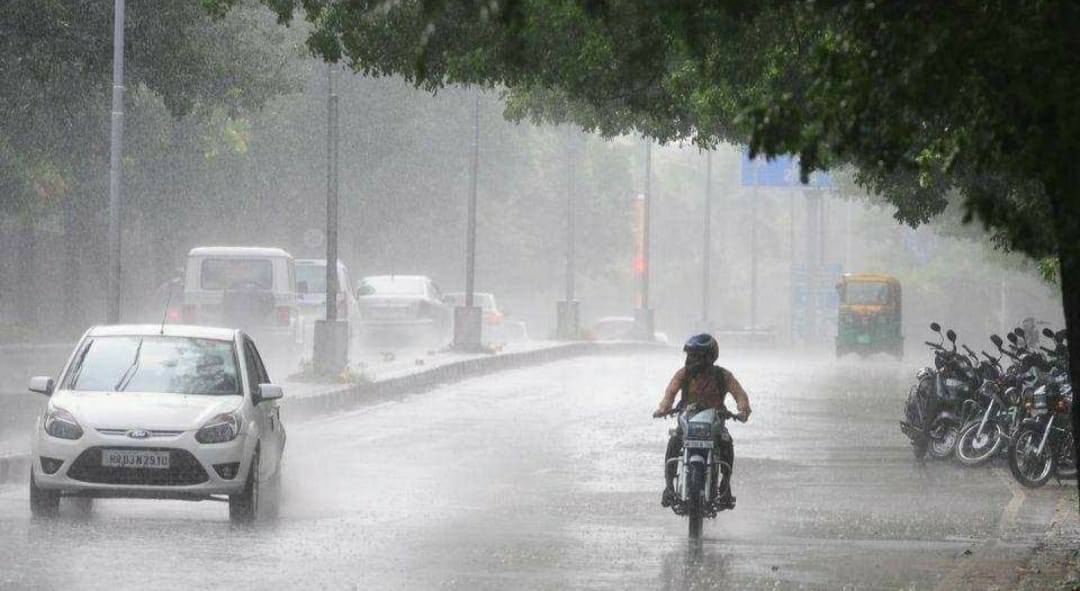 IMD Alert : बिहार, कर्नाटक, तेलंगाना सहित कई राज्यों में भारी बारिश के आसार, ऐसा रहेगा दिल्ली का मौसम