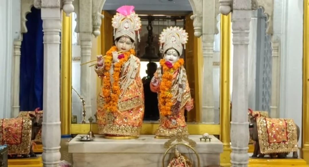 Janmashtami 2022 : 102 साल पुराने गोपाल मंदिर में श्री राधा कृष्ण ने पहने 100 करोड़ से ज्यादा कीमत के गहने, भक्तों की भारी भीड़