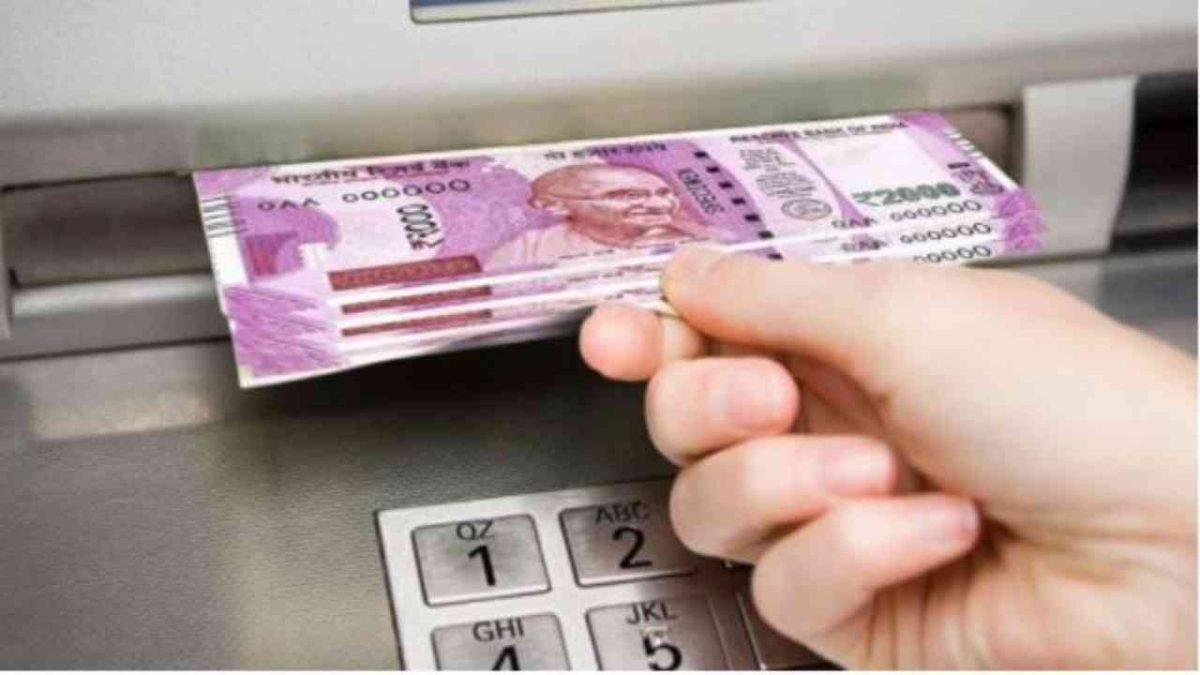 ATM कार्ड यूजर्स के लिए जरूरी खबर! बैंकों ने बदले नियम, महंगा हुआ पैसा निकालना, जरूर जान लें नए नियम