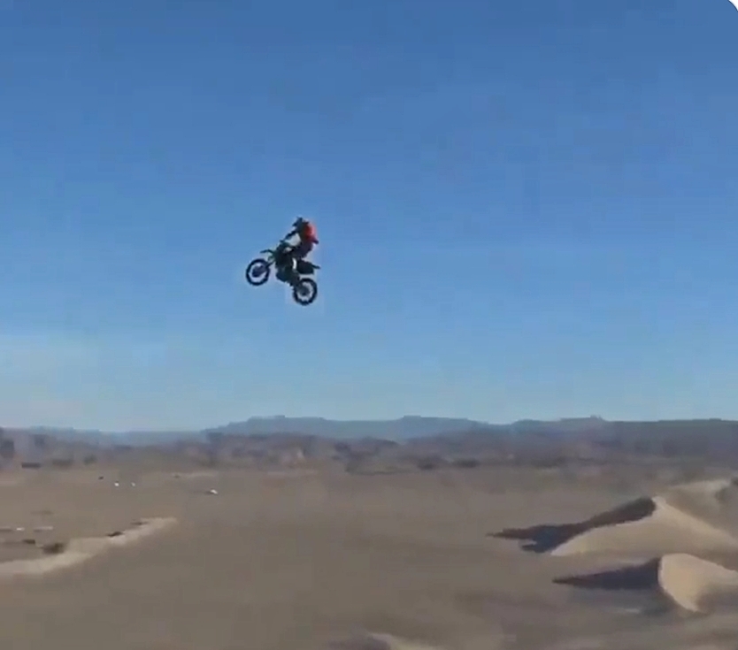 Video : रेगिस्तान में युवक ने दिखाया बाइक स्टंट, रह जाएंगे हैरान