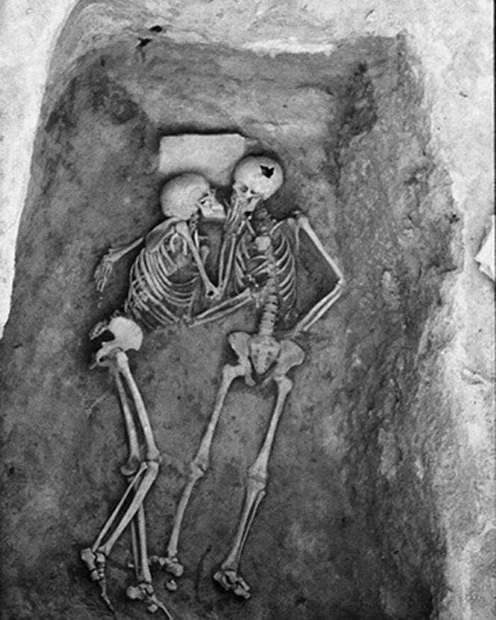 2800 साल पुराना Kiss, जिंदगी खत्म होने के बाद भी अवशेषों में बचा रहा प्रेम