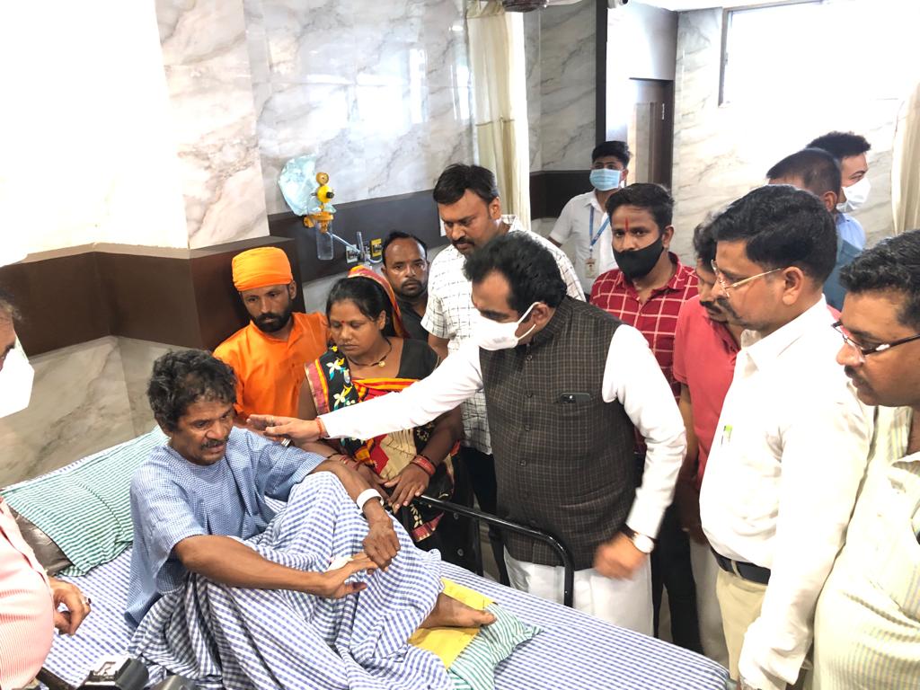 जबलपुर : घायलों से मिलने पहुंचे साँसद राकेश सिंह ने कहा-अस्पताल हादसे के दोषियो पर होगी कठोर कार्यवाही