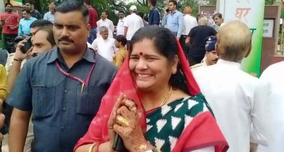 Viral Video पर बोलीं इमरती देवी, किसी का मुँह चलेगा तो किसी का हाथ, तहसीलदार पर लगाए गंभीर आरोप