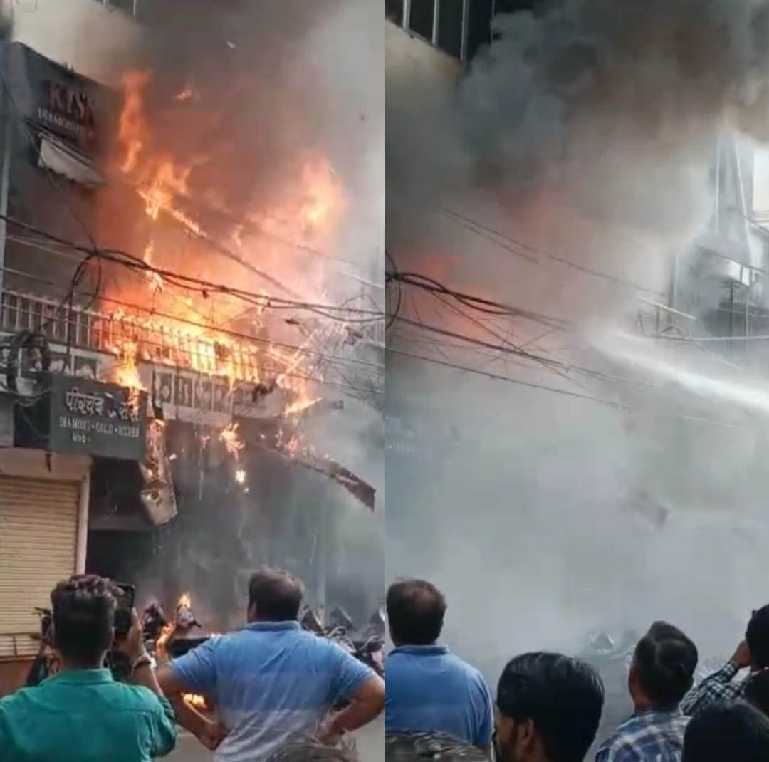 Gwalior News : ज्वेलरी शोरूम में लगी भीषण आग, लाखों का नुकसान, बड़ा हादसा टला