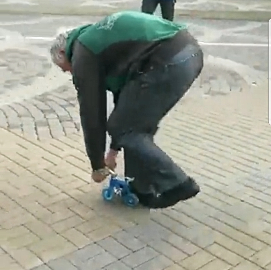Video : जब toy bike की सवारी करने लगा शख्स, देखकर पड़ जाएंगे हैरत में