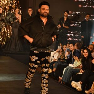 Kapil Sharma ने फैशन इवेंट में किया रैंप वॉक, शानदार अंदाज से दर्शकों को किया हैरान