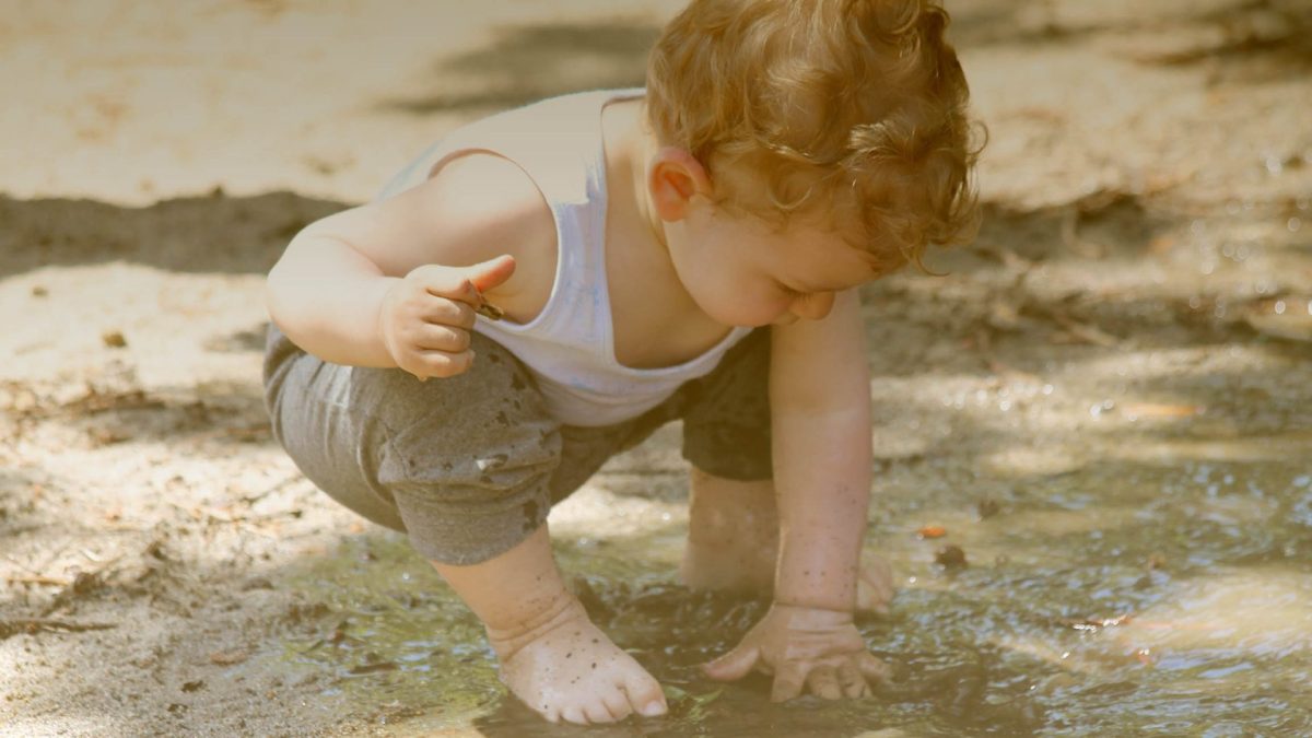 धूल-मिट्टी में खेलना बच्चों के लिए क्यों है फायदेमंद, जानें