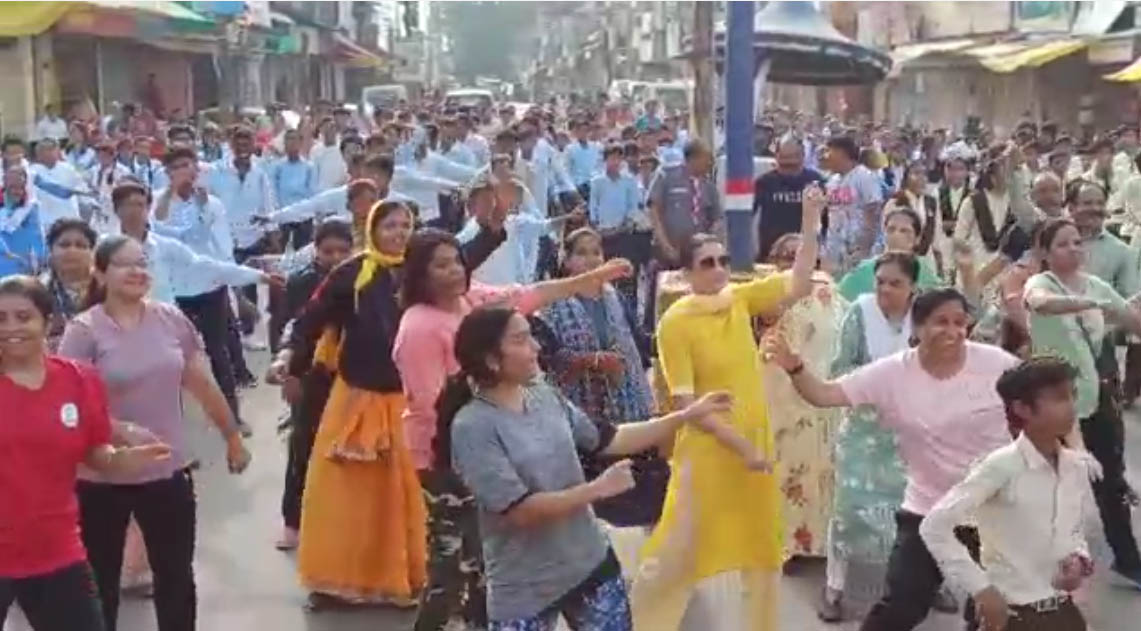 गौरव दिवस : अश्लील गानों पर जनता संग जमकर थिरके अधिकारी, वीडियो वायरल, बीजेपी ने की कार्रवाई की मांग