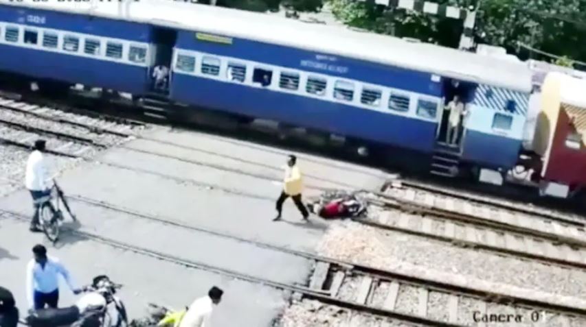 बस 5 सेकंड की देरी से मौत में बदल सकती थी जिंदगी, सामने से आ रही तेज रफ्तार ट्रेन से ऐसे बचा शख्स