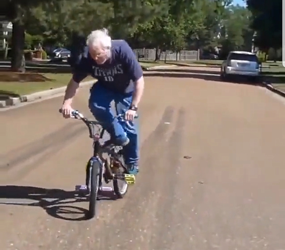 Video : फिर लौटा जमाना बचपन का, दादाजी ने दिखाया साइकिल पर स्टंट