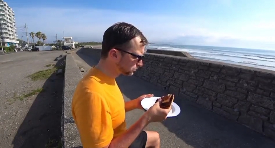 Video : समंदर किनारे सैंडविच खा रहा था युवक, फिर हुआ कुछ ऐसा कि रह गया भौचक्का