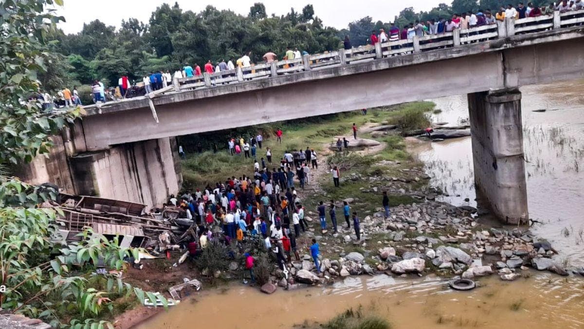 झारखंड में रेलिंग तोड़ते हुए नदी में जा गिरी बस, 7 की मौत, रेस्क्यू ऑपरेशन जारी