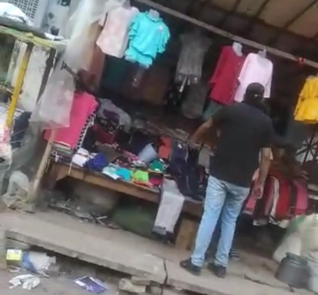 मुरैना : पुलिस के गुंडे ने मचाया उत्पात, दुकानदारों का फेंका समान और धमकाया