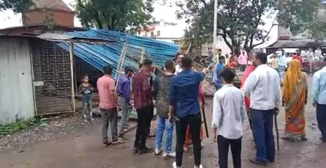 Indore: दुकान हटाने की बात पर भिड़े पुलिस और गांव वाले, 3 ने की आत्मदाह की कोशिश