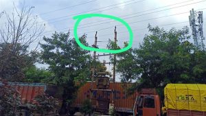 Indore: बिजली कंपनी की बड़ी लापरवाही, हाईटेंशन लाइन के नीचे फिट किया छोटी लाइन का ट्रांसफार्मर
