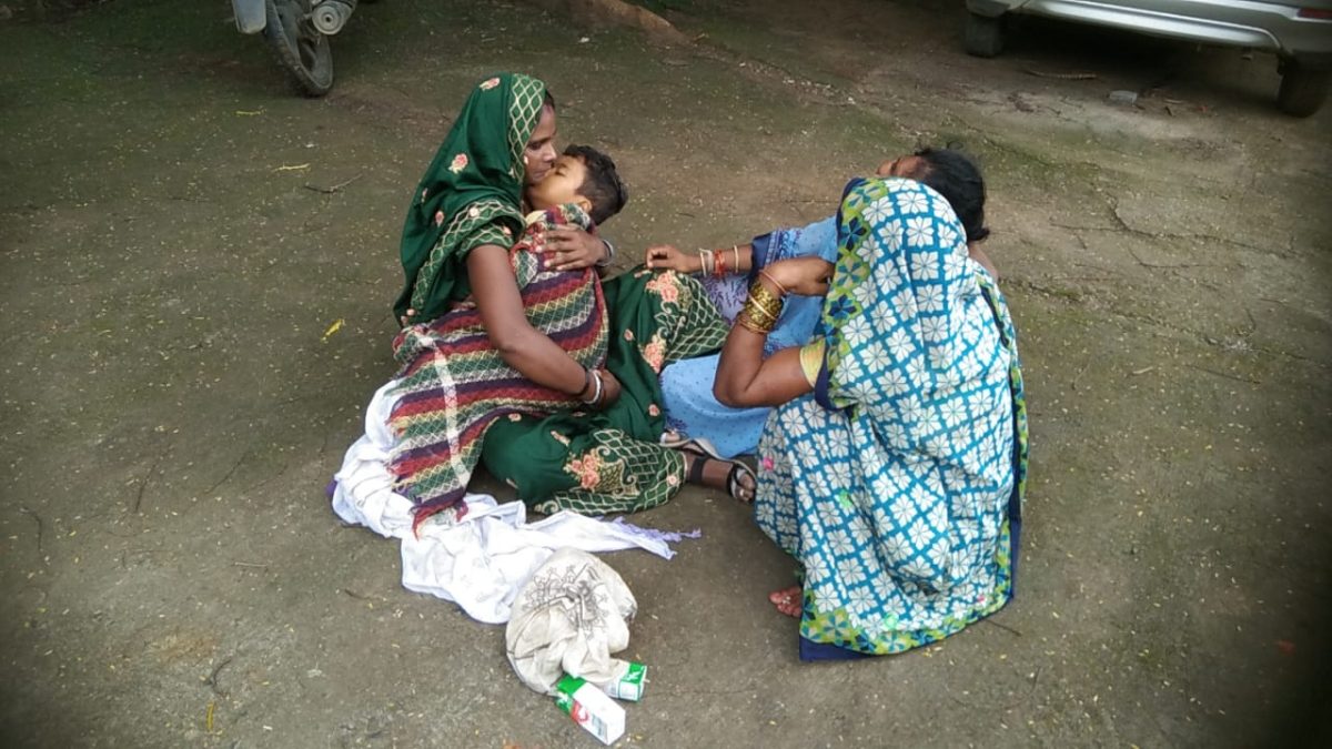 जबलपुर के अस्पताल में समय पर इलाज नहीं मिलने से मां की गोद में ही मासूम ने तोड़ा दम